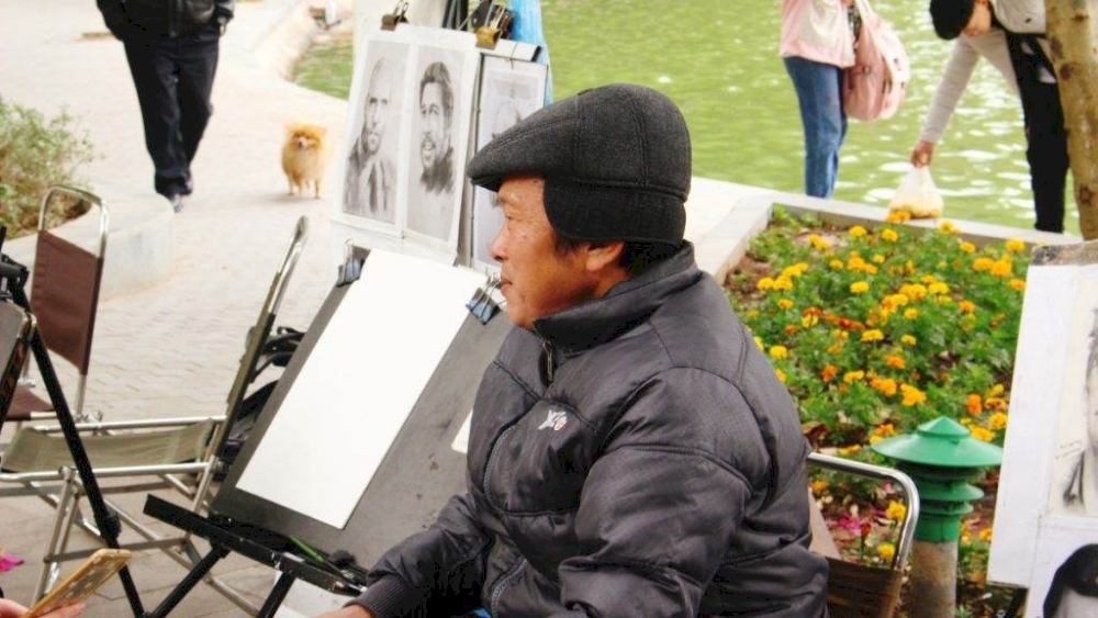 Portrait painting space on the shore of Hoan Kiem Lake